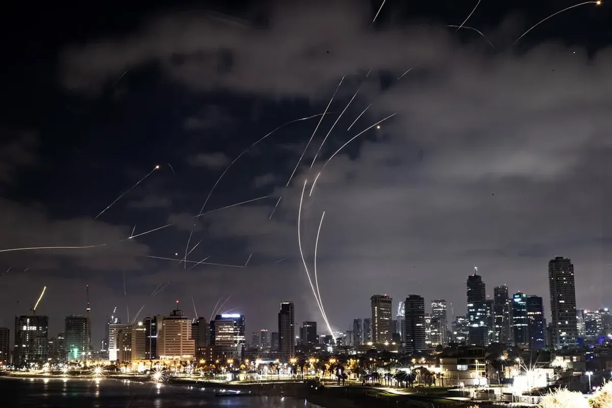 Video Viral Serangan Rudal Iran: Coldplay & Meteor Garden Remix Bikin Heboh!