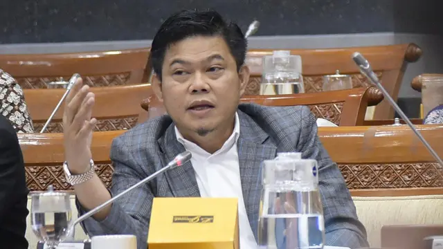 Akun Medsos Ganda Dilarang? Usulan Komisi I Bikin Heboh!