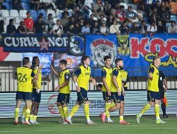 Arema FC Dihantam Oxford 0-3: Gol Cantik Ole, Tragedi Cedera