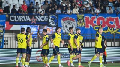Arema FC Dihantam Oxford 0-3: Gol Cantik Ole, Tragedi Cedera