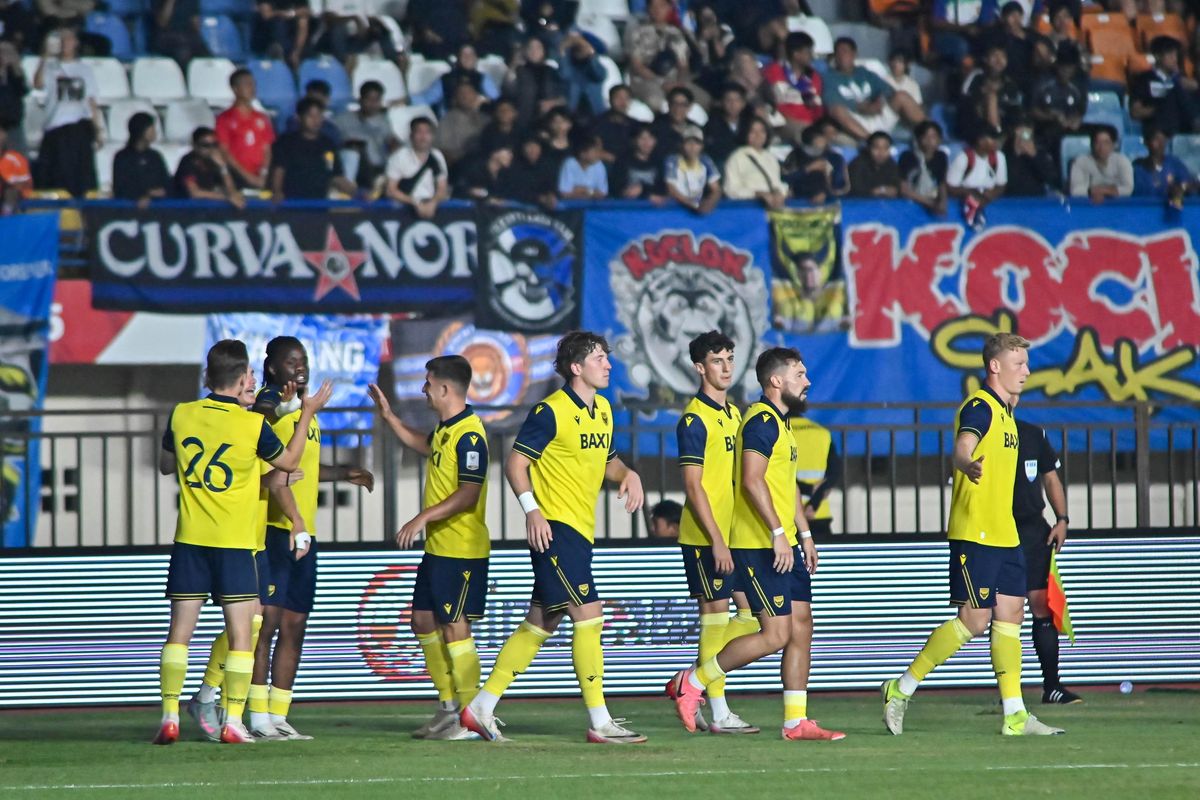 Arema FC Dihantam Oxford 0-3: Gol Cantik Ole, Tragedi Cedera