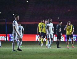 Drama! Arema FC vs Oxford United: Stadion Gelap, Laga Terhenti