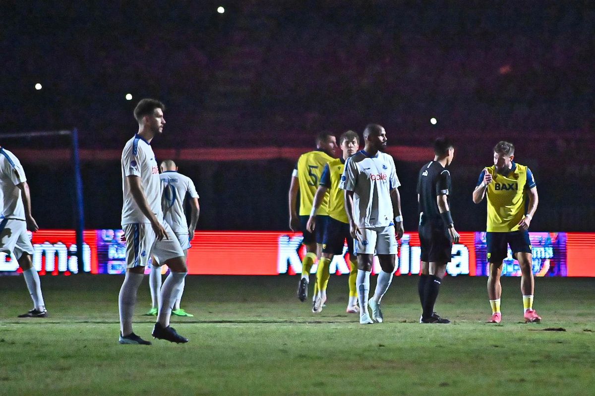 Drama! Arema FC vs Oxford United: Stadion Gelap, Laga Terhenti