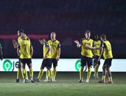 Gol Cantik Ole Romeny Bawa Oxford Taklukkan Arema FC