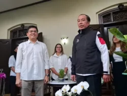Jokowi Terima Jaket PSI: Bergabung Partai Gajah Putih?