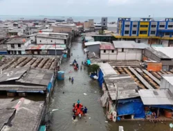 Kapuk Muara Terendam Banjir, Dua RT Masih Tenggelam