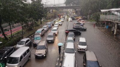 Mobil Listrik & Hujan? Panduan Lengkap & Aman Berkendara
