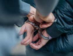 Petugas Satpol PP Tangsel Terciduk Jual Kosmetik Kedaluwarsa
